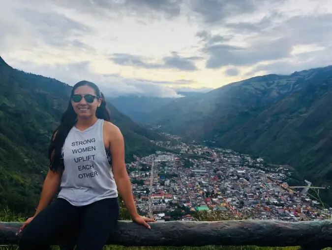 Turista de visita en Baños de Agua Santa en Tungurahua, Ecuador